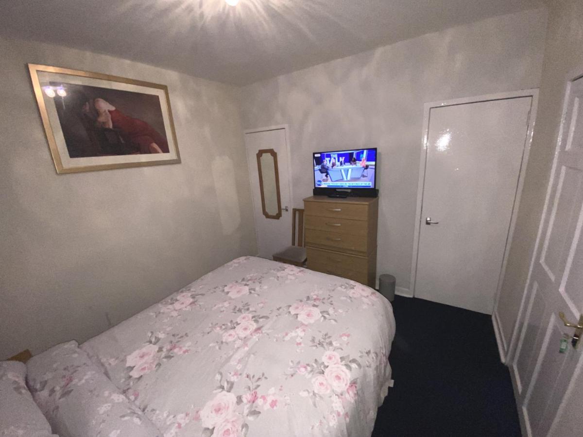 Private Lounge And Double Room Kilwinning Zewnętrze zdjęcie